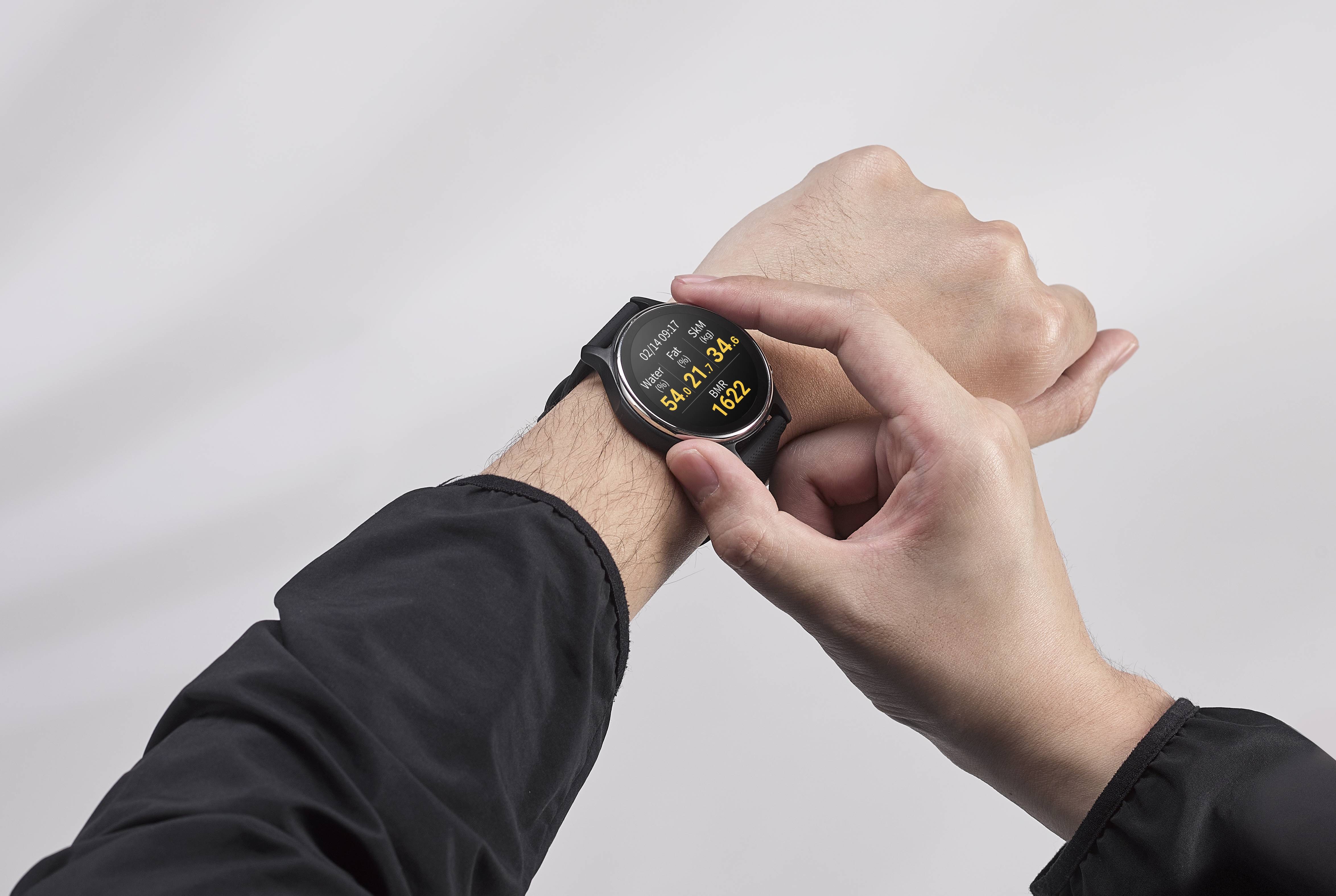 ASUS VivoWatch 6新增生物電阻抗BIA感測器，使用者只需將姆指與食指分別輕觸錶身及錶框，便可得知體脂、水份、骨骼肌、基礎代謝率等身體組成數據，體態管理更輕鬆好上手！圖/華碩提供