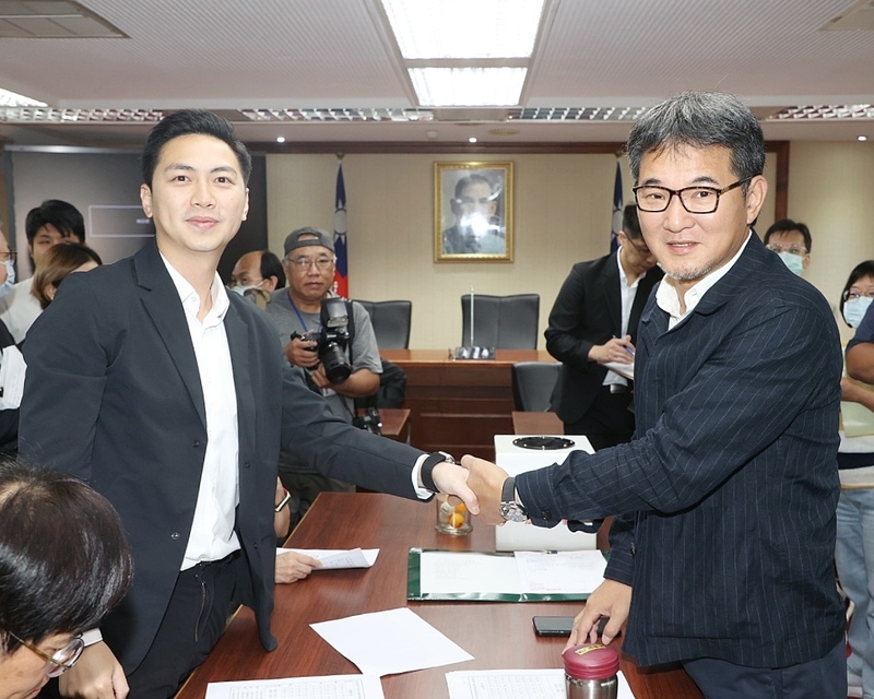 立法院1日選舉8個常設委員會召委，福利及衛生環境委員會推舉民進黨立委劉建國（右）、國民黨立委廖偉翔（左）擔任召委。圖/中央社