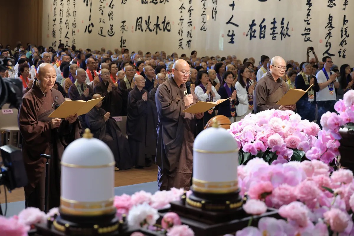 星雲大師靈骨分燈五大洲　韓國瑜親臨佛光山觀禮　推崇弘法成就