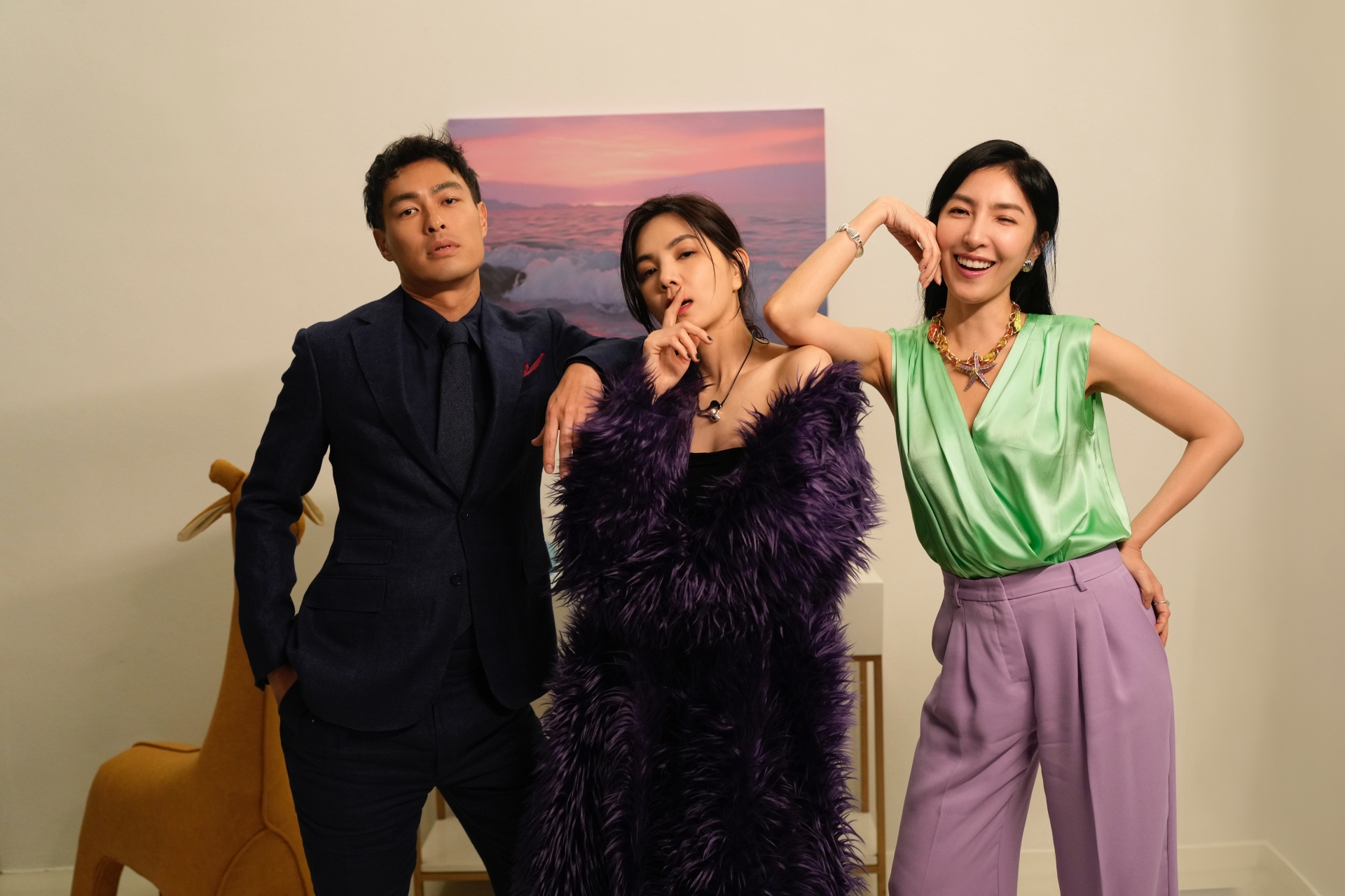 Ella與楊謹華、楊祐寧三位好友為拍攝MV相聚充滿笑聲。圖/勁樺娛樂提供