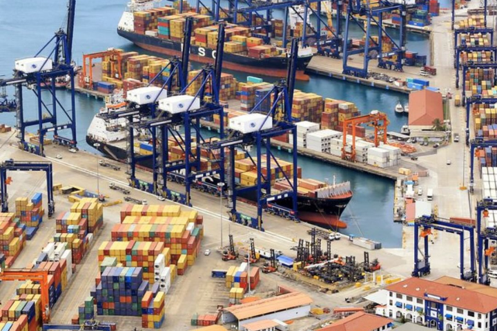 和記在巴拿馬運河兩端港口經營了快30年，圖為和記在巴博亞港口攬貨。圖／取自Hutchison Ports PPC FB