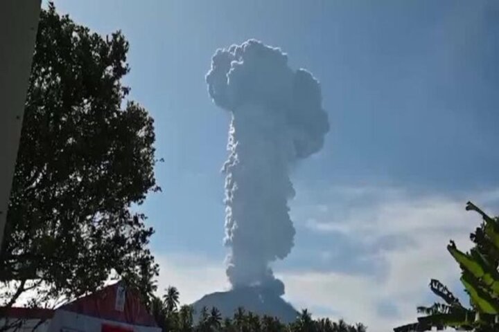 印尼伊布火山今天大規模噴發。圖/取自Global Zone Query《官方》推特