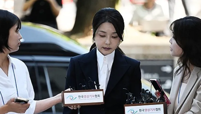 韓前第一夫人金建希今（14日）前往光化門附近的特檢辦公室問訊，手上戴著手銬，穿著樸素。圖／取自騰訊網