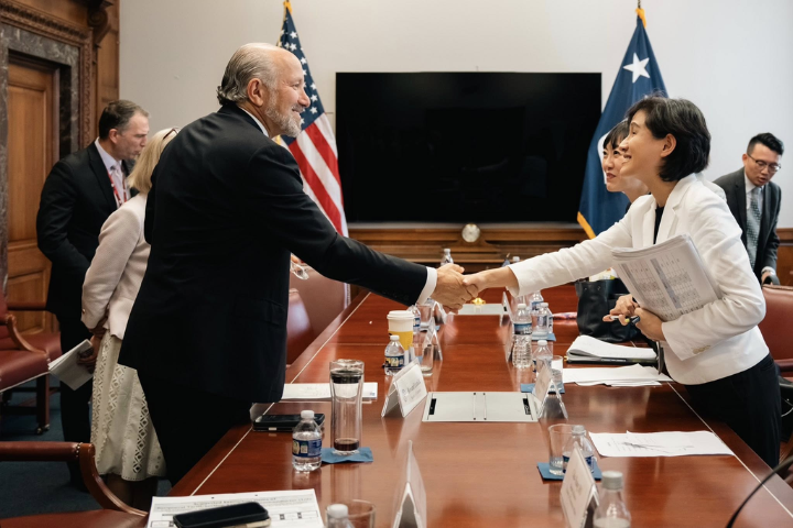 鄭麗君再赴華府　台美貿易協定傳12日簽署  經濟部找九大車商溝通