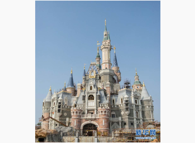 上海迪士尼調整年票制度，期望能均衡全年客流分布，提供遊客更優質的遊園體驗。圖/取自新華社