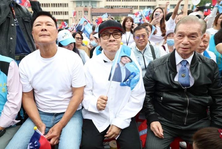 蔡康永應邀參加蔣萬安競選總部成立大會，脫下黑西裝後身穿白襯衫坐在前排，北市文化局長蔡詩萍坐在他身旁全程陪同。圖/取自中央社、梅花新聞網