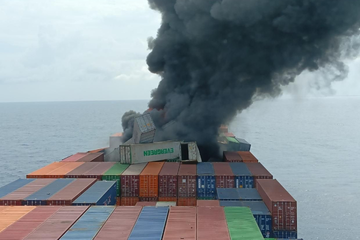 萬海航運「旺春輪」在印度外海爆炸起火，印方仍在搜救2名失聯的台灣船員。圖/取自印度海岸防衛隊《推特》官方帳號