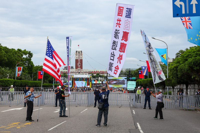 就職典禮場外聚集了數個團體，分別舉旗傳達各自立場、訴求。圖/中央社