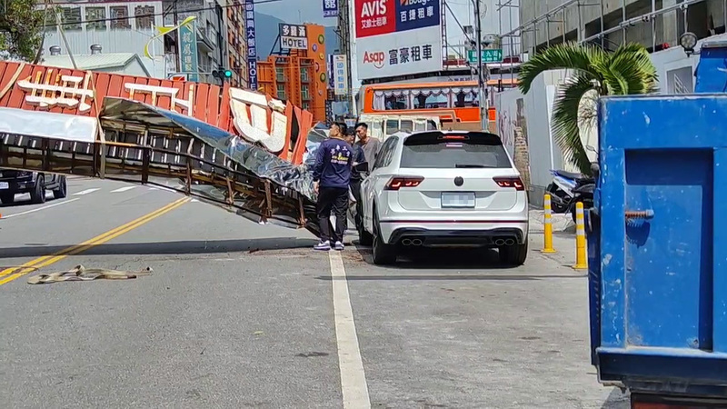 花蓮百事達國際飯店在更換招牌時疑因操作不當，整支招牌從高空砸向地面。圖/中央社