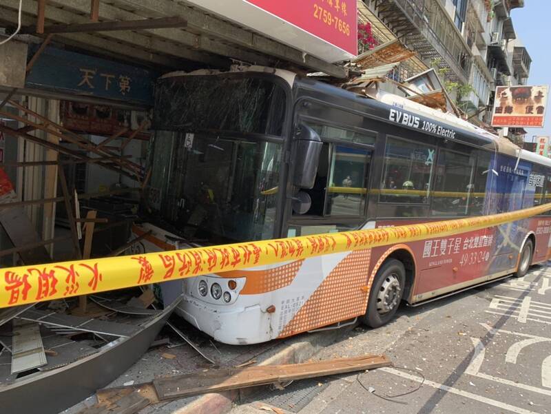 北市公車誤撞三媽臭臭鍋　招牌及遮雨棚恐倒塌