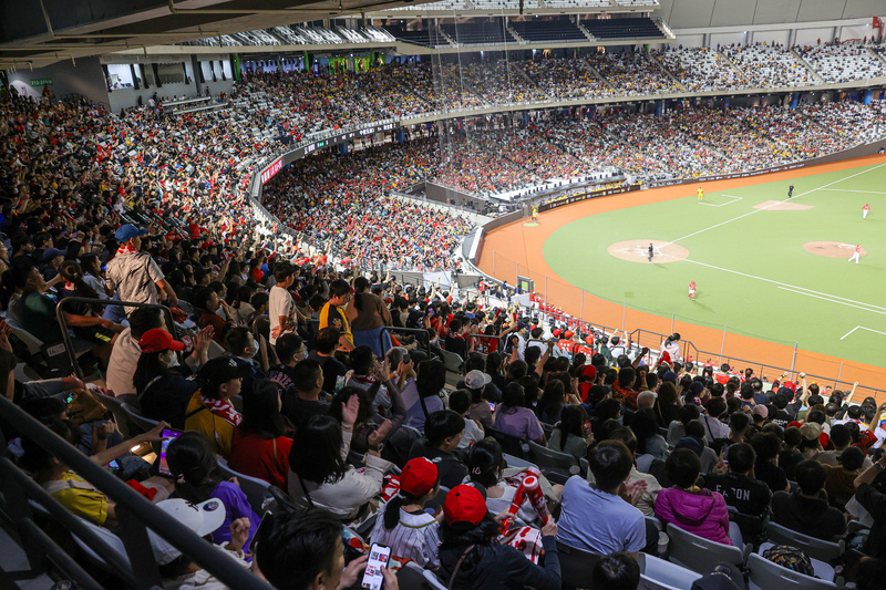 內政部說明，台北市府有權責決定台北大巨蛋能否辦演唱會，圖為中職3月31日在大巨蛋舉行的例行賽。中央社