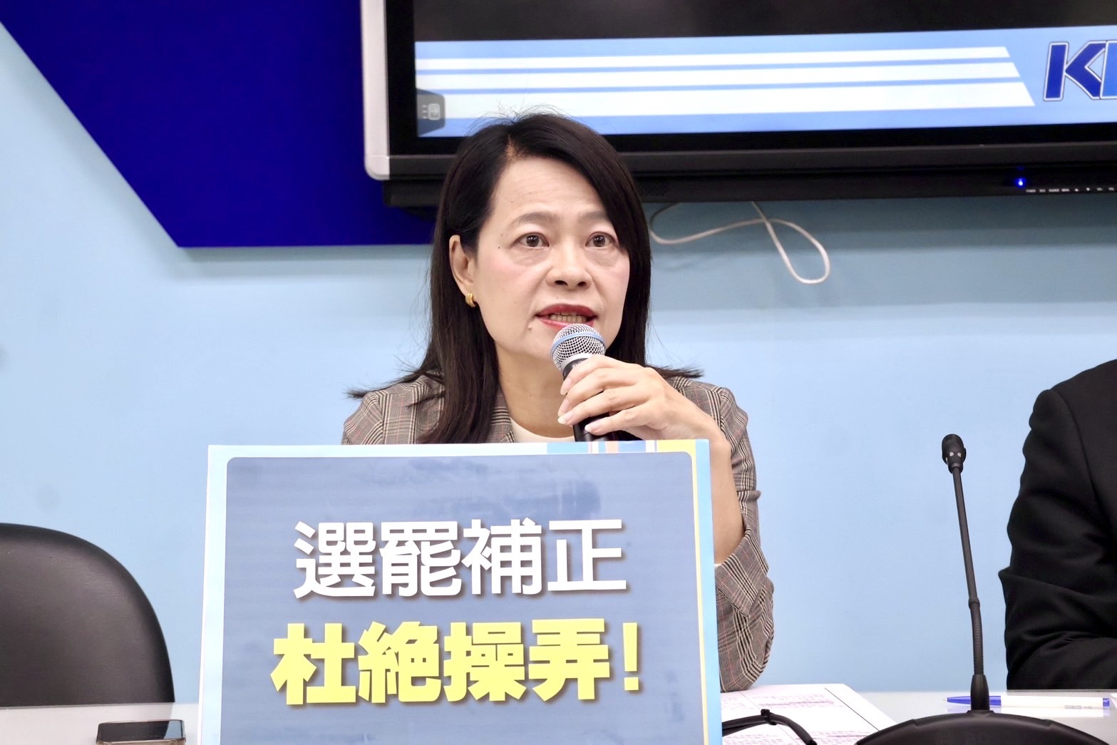 國民黨立委許宇甄將提案修戒嚴法及立法院職權行使法，未來若總統宣布戒嚴，立法院須於24小時內議決。圖/取自許宇甄臉書