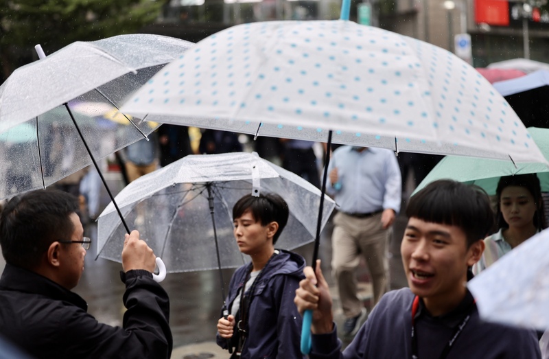 新北市平地和山降雨量已達停班課標準，教育局表示，各校校長得視當地天氣狀況自行決定是否停課 。圖/中央社