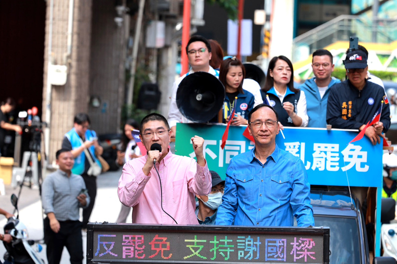 基隆市長謝國樑罷免案投票日進入倒數，國民黨主席朱立倫（前右）11日前往基隆力挺謝國樑（前左），以車隊掃街方式，呼籲市民投下不同意票。圖／中央社