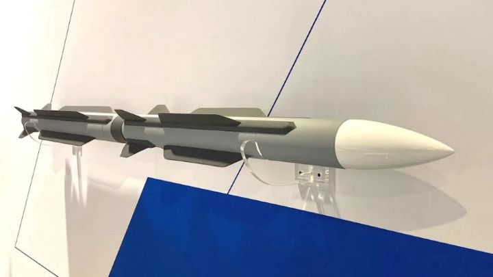 波音展示的LRAAM飛彈概念方案，曾出現搭載大型尾部助推器的兩級構型。圖/取自波音官網