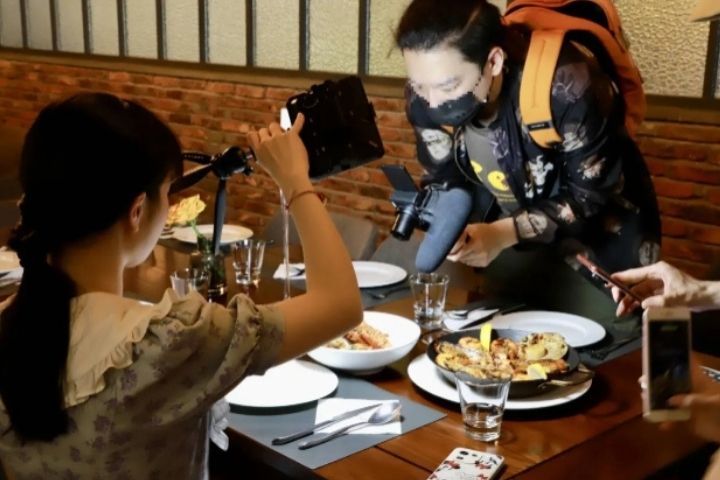 真正讓商家恐懼的並非免單或試吃成本,而是「先拍片、後談價」的灰色操作。圖/取自奪冠互動