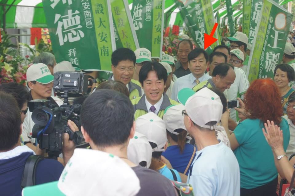 2014年9月，陳宗彥（箭頭處）擔任台南市民政局長，陪同時任台南市長的賴清德總統出席政治活動。圖/取自陳宗彥臉書