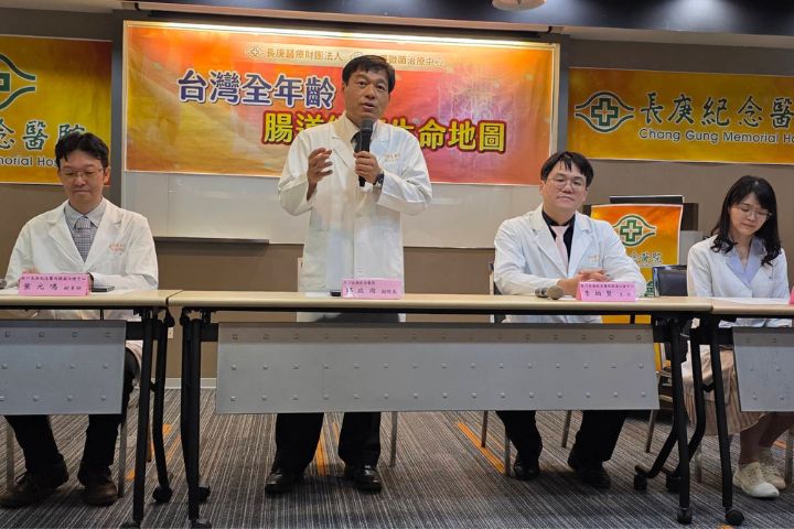 長庚醫療體系微菌治療中心完成台灣首項涵蓋0至93歲的「全年齡腸道微菌資料庫」，左起為葉元鳴副主任、邱政洵副院長、李柏賢主任、林亞筑組長。圖/長庚醫院提供