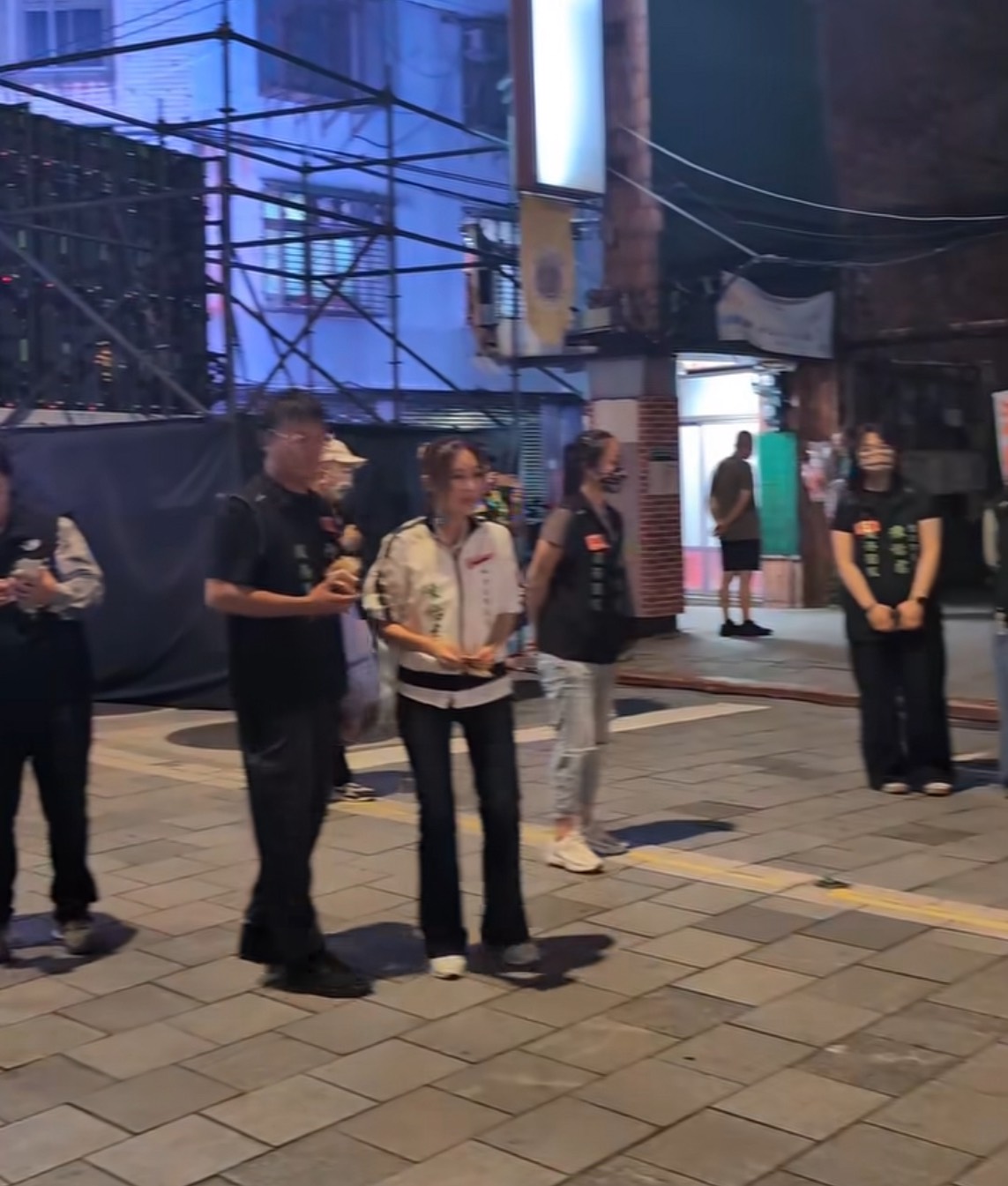 圖為爭取連任但已遭民進黨除名的議員陳怡君出現在台北市長參選人沈伯洋造勢場合的畫面。圖/取自Chily Threads
