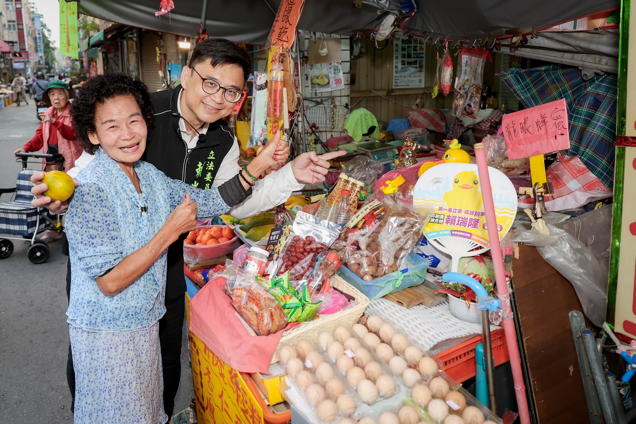 賴瑞隆「一天走三個市場」的選戰打法,被評為太「佛系」。圖/取自賴瑞隆臉書