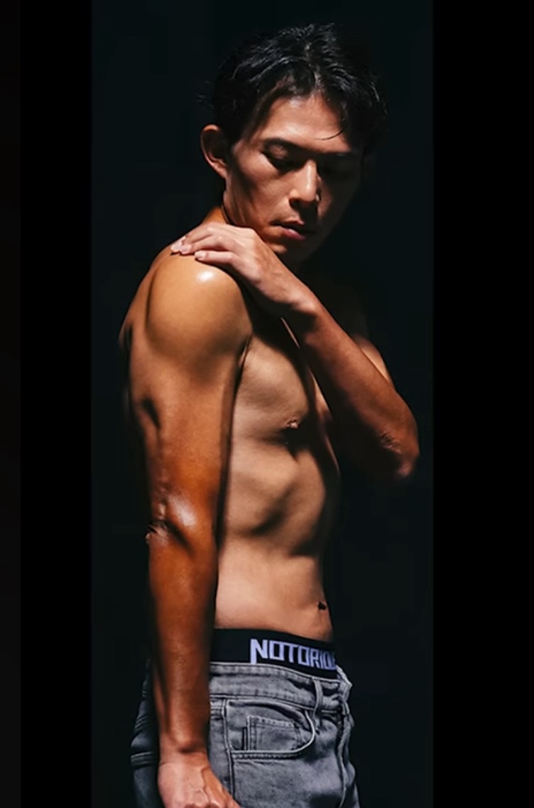 民眾黨主席黃國昌31日秀出其健身後的成果。圖/取自黃國昌YT