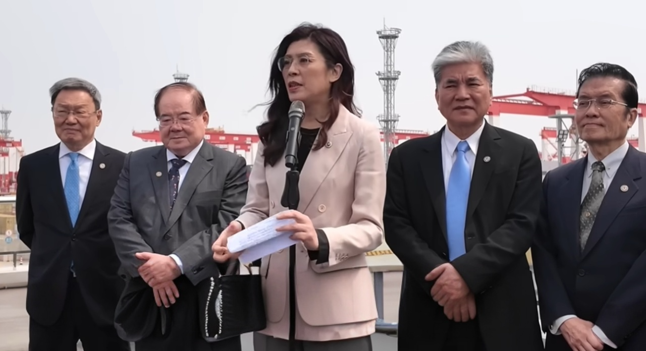 前往洋山港參訪時，鄭麗文也親自撰寫講稿，其中一句「在天空飛的應該是鳥，不是飛彈；在海裡游的應該是魚，不是軍艦」，展現的鏗鏘有力。圖／翻攝自中評網 YT頻道