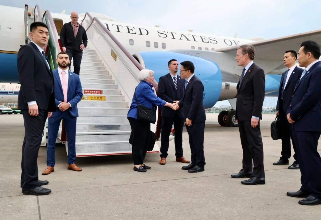美國財長葉倫4日搭機抵達廣州，她自己拎包的動作引爆網民爭論。圖/取自葉倫X平台
