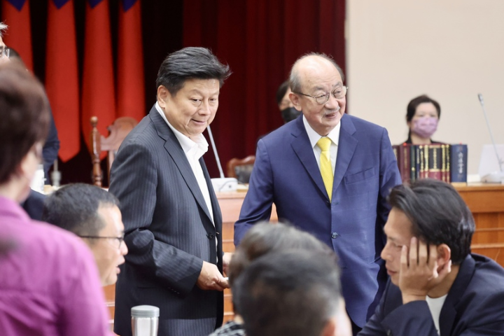 【梅花快評】老柯遭綠圍剿卻笑納修憲委主席 國民黨哪根筯拐了？