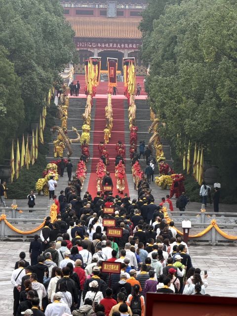 10月27日，2025海峽兩岸炎帝陵拜謁儀式，來自海峽兩岸的各界代表500餘人齊聚一堂。圖/記者陳素貞攝