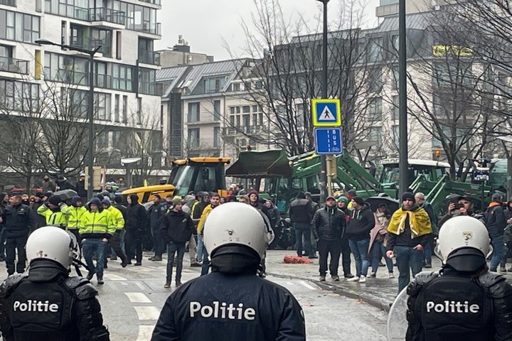 拖拉機開進歐盟總部前，警方驅趕路人嚴陣以待 。圖/取自中央社
