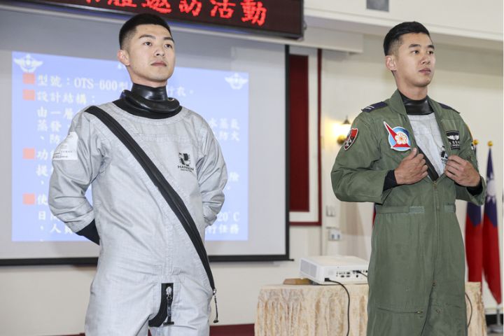 空軍首度公開新型防寒飛行衣　3月底全面撥發　強化落海存活能力