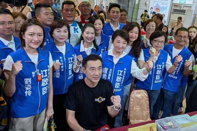 國民黨台中市長參選人江啟臣（黑衣）特別選在3日九三軍人節完成參選登記。圖/中央社