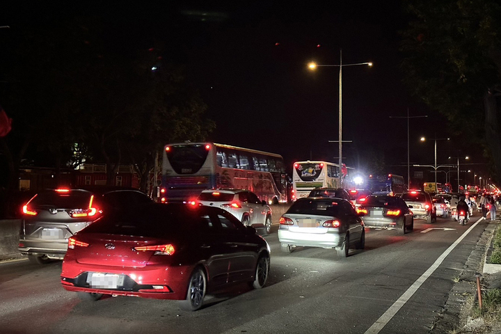 亞洲十大塞車嚴重城市，台中、高雄、台南居然分別成為第4、6、10名，圖為10日晚間雲林虎尾高鐵周邊，因施放國慶煙火造成的車潮。圖/取自中央社