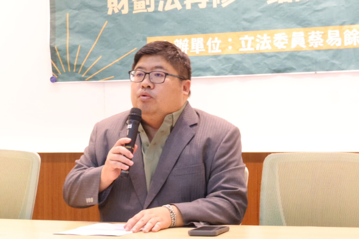 綠委群組24日訊息再度流出，蔡易餘提到「是溢堤非潰堤」，農業部也隨後通知媒體避免使用「第三波潰堤」，改用「溢流」，令人感到巧合。圖/取自蔡易餘臉書