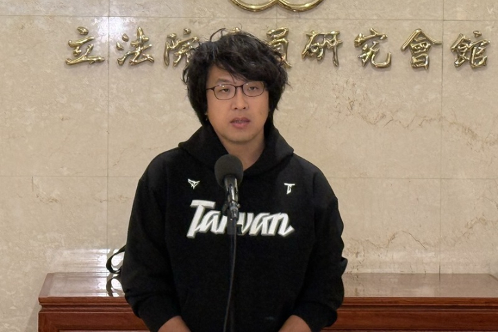 沈伯洋赴德自豪喊「突襲中國」　國台辦：自導自演鬧劇