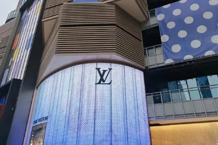 位於貴陽荔星中心廣場的LV店關門，業界認為，目前看更像是進行一輪「關閉低效據點、集中核心市場」的零售網絡重整，而非全面撤出中國市場。圖／取自搜狐
