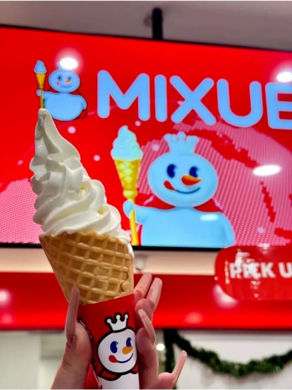 蜜雪冰城洛杉磯好萊塢門店平日下午仍需等候30至45分鐘；紐約門店甚至在正式完工前，門口已出現等候開門的顧客。圖/取自蜜雪冰城官網