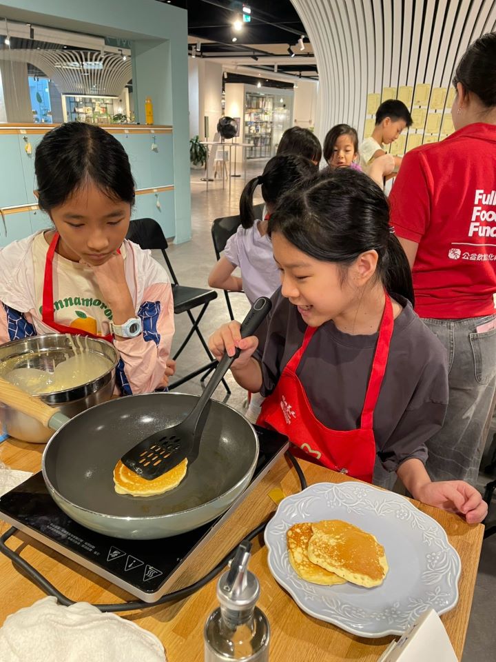 孩子親手完成料理，觀察麵糰在不同階段的變化；也透過酵母產氣觀察，呈現料理步驟多元豐富的一面，進而拓展孩子的飲食選擇。圖/灃食教育基金會提供