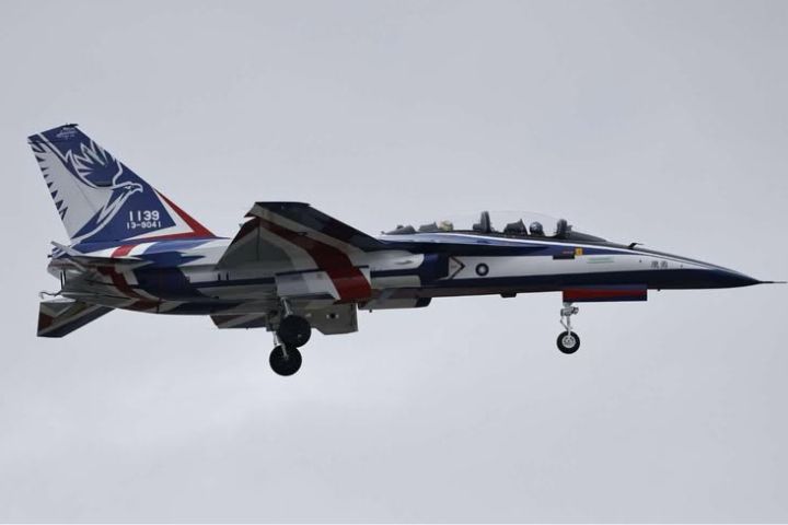 勇鷹高教機煞車失效衝出草坪　飛官平安、軍方啟動調查