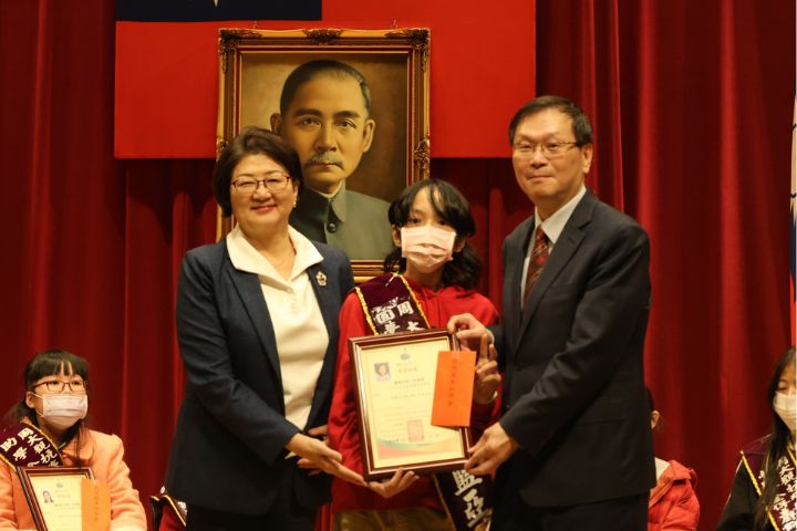 抗癌學生代表宜蘭南屏國小原民血癌小畫家賴可蜜,出席領獎。圖/周大觀文教基金會提供