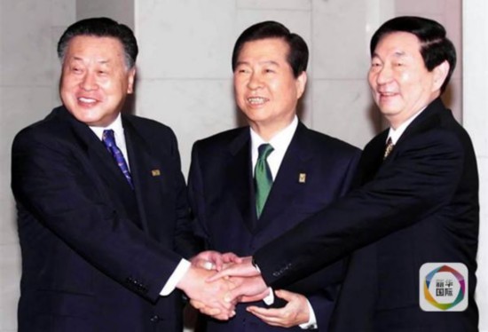 2000年11月24日，中國國務院總理朱鎔基（右）出席新加坡舉行的中日韓領導人早餐會。日本首相森喜朗（左）、韓國總統金大中（中）參加。圖／取自新華社