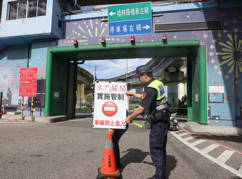 颱風山陀兒來襲，台北市政府宣布水門於下午5時關閉 。圖/中央社