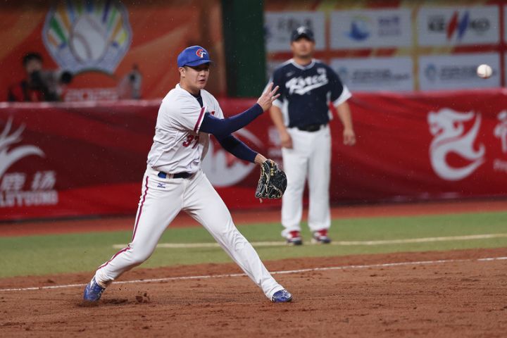 中華隊26日晚間將迎戰預賽同樣全勝的日本隊，中華隊派出19歲旅日火球男張峻瑋（圖）先發。圖為張峻瑋預賽23日出賽畫面。圖/取自中華棒協