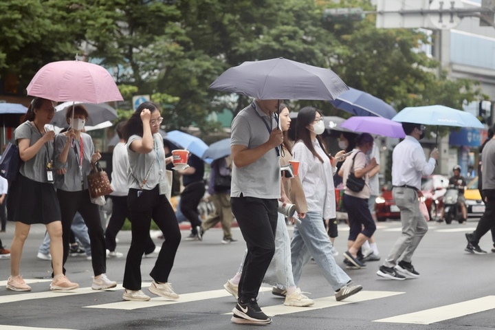 水氣增東部局部陣雨　西台灣午後雷雨局部大雨