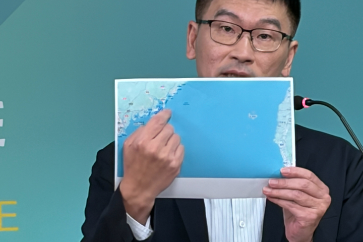 梁文傑以實際地圖地點指出,共軍實彈演習的地點在東山島周圍。圖/記者高陸攝