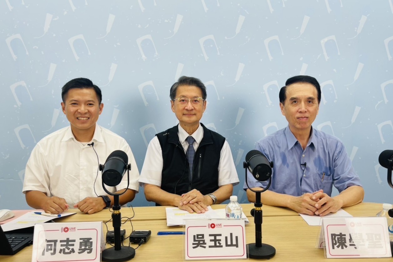 國民黨前立委陳學聖(右)與清華大學兼任助理教授何志勇(左)12日在網路直播節目《志聖鮮思》，邀請中研院士吳玉山(中)討論時事議題。圖何志勇提供
