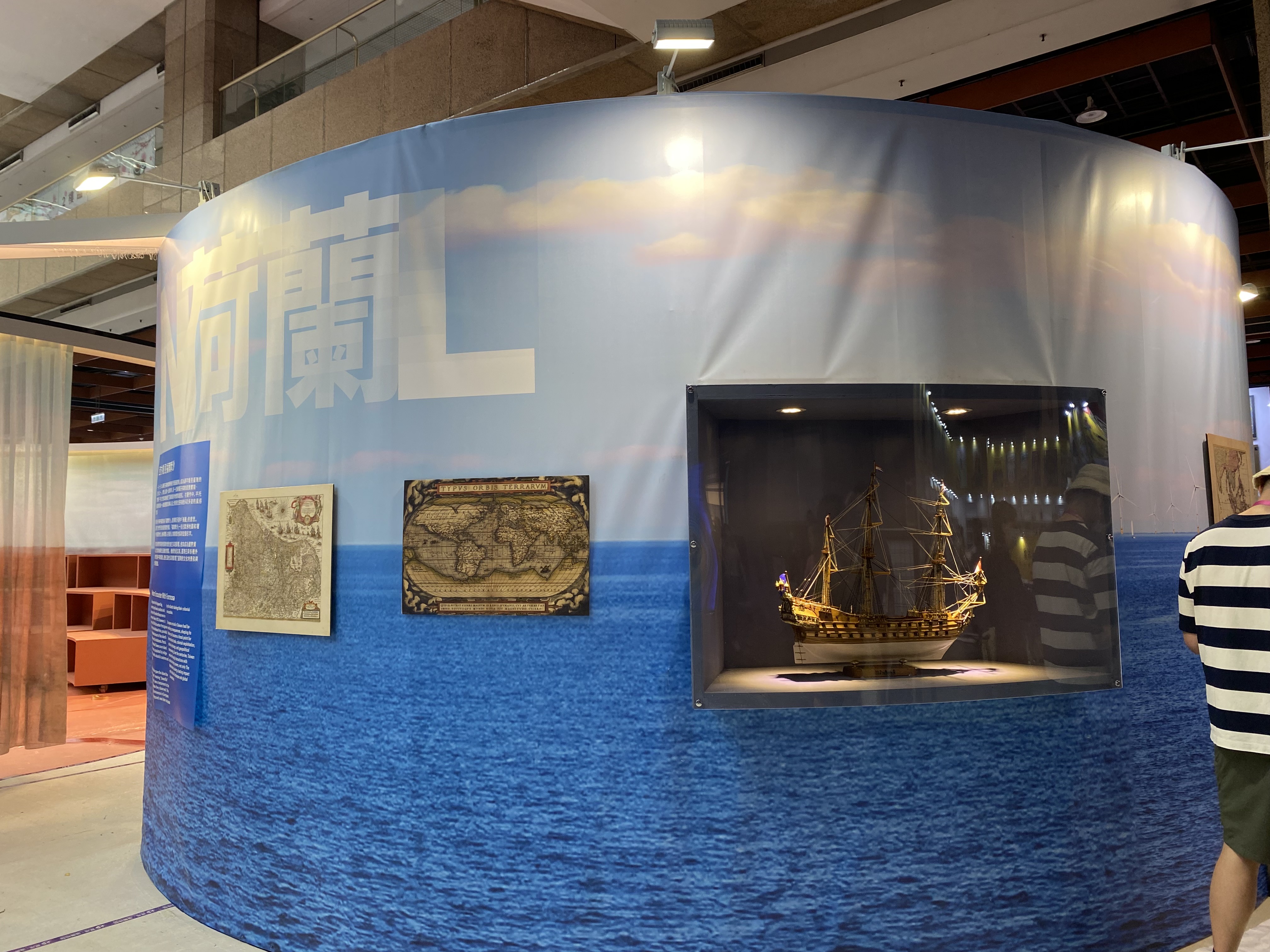 荷蘭館展出戰船菲士蘭號船模型。圖/田瑜萍攝
