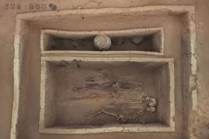 6座夏代墓葬中，男性墓主多有全身塗朱砂的現象，女性則多為局部塗抹。圖/取自考古匯公眾號