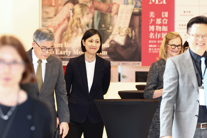 前總統馬英九的女兒馬唯中（中）以美國大都會博物館亞洲藝術部副主任身分出席「美國大都會博物館名作展」開幕記者會。圖/中央社
