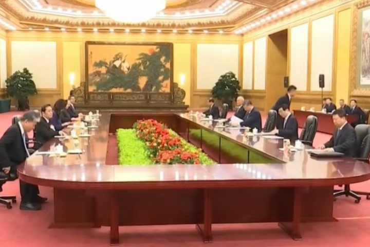 「鄭習會」採五對五形式對談,鄭麗文與習近平落坐長桌兩端。圖/取自鳳凰衛視